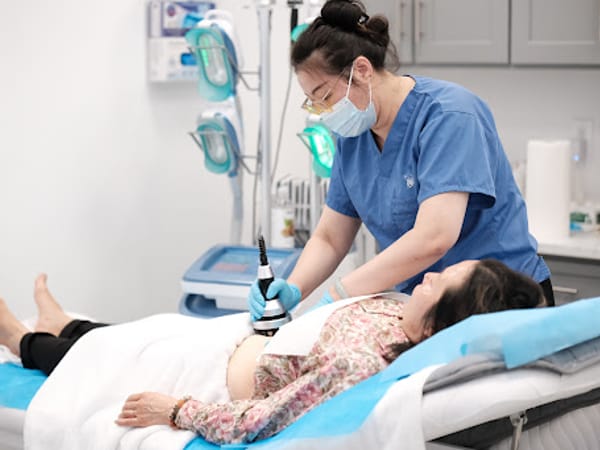 HQ Med Spa - SkinCeuticals Botox Filler Tightening Ultherapy M22 IPL Thermage Picoway Laser Eyelash Queens NYC 针剂 激光 医美培训