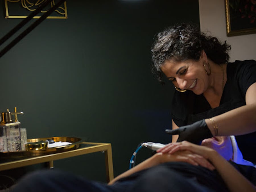 And Beauty - Seattle Esthetician